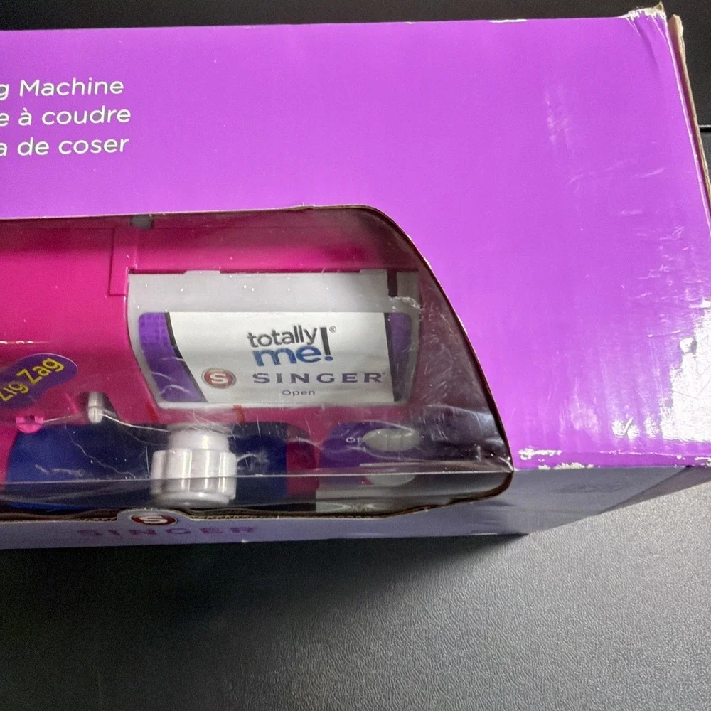 Totally Me! Toy Singer Sewing Machine & Case Toys R Us T2202 New (box damage) 6+